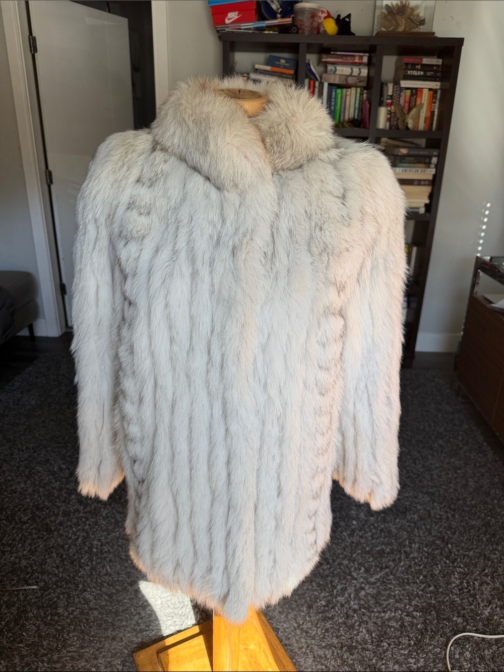 Saga Fox Vintage 1980 Luxury Silver Fox Fur Coat - Picture 6 of 17